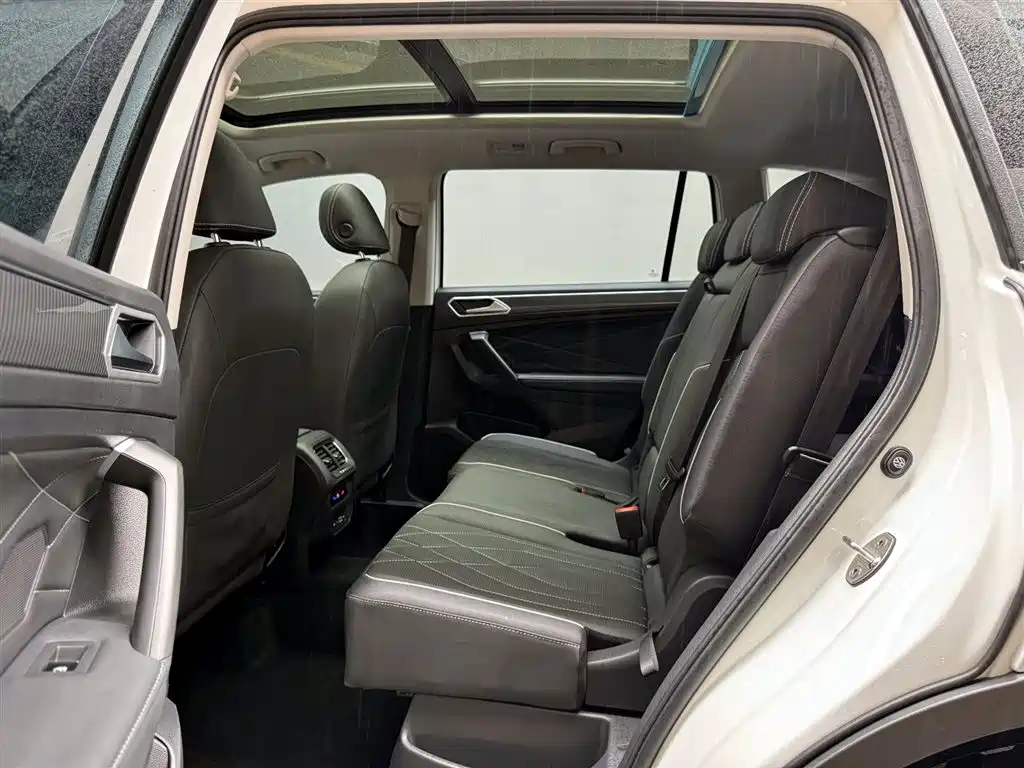 Volkswagen Tiguan L 2023 380TSI 4WD R-Line Premium 7-seater фото 10