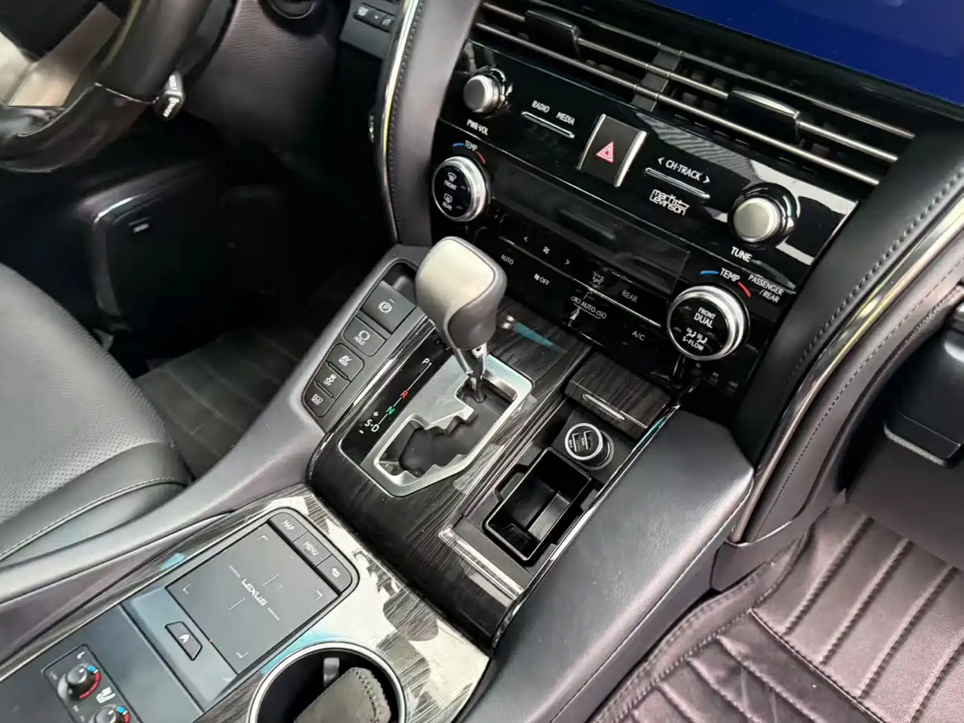 Lexus LM 2020 300h Seven-Seater Elegance Edition фото 5