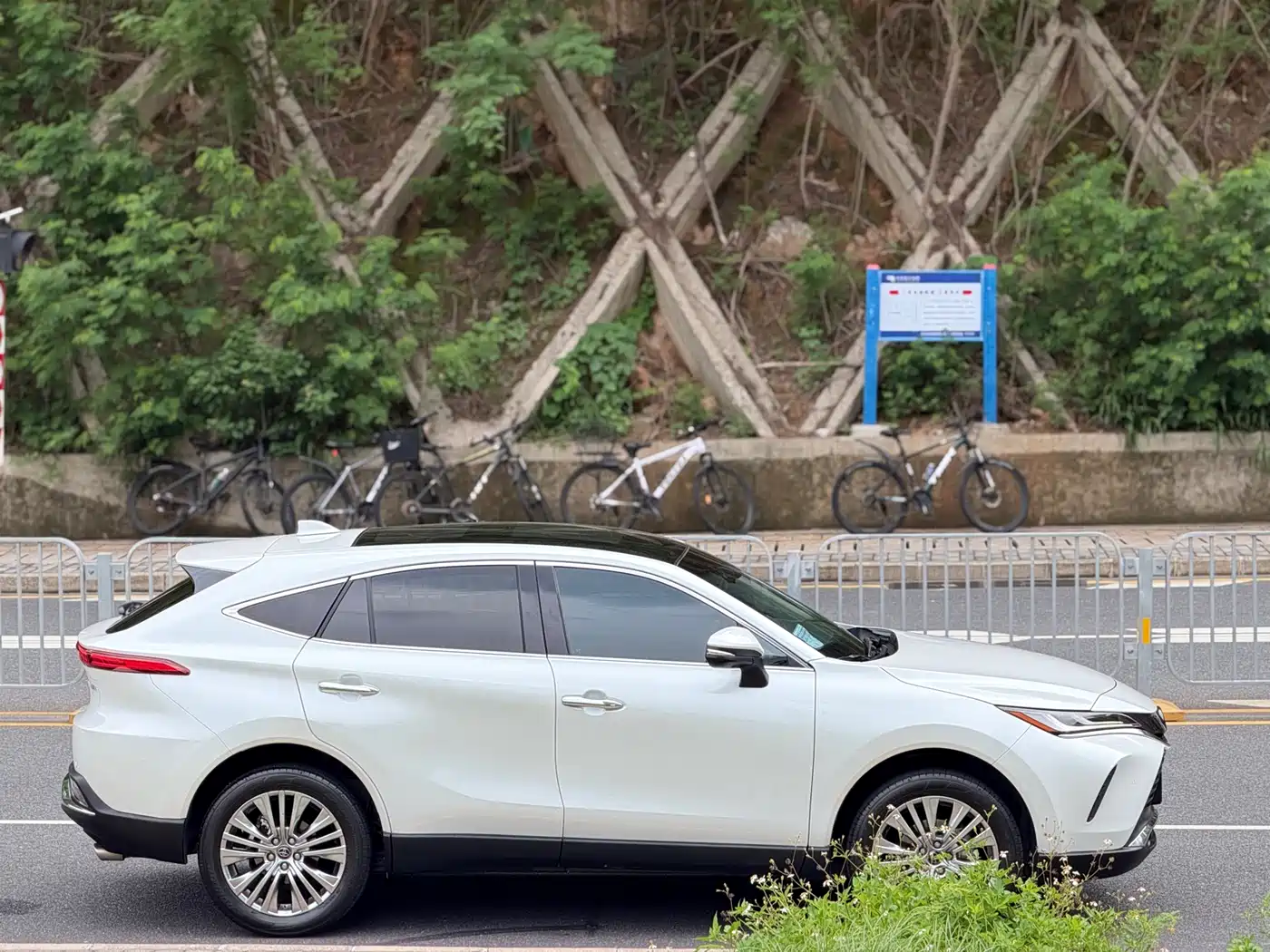 Toyota Lingfang HARRIER 2022 2.0L CVT 2WD Premium Edition фото 4