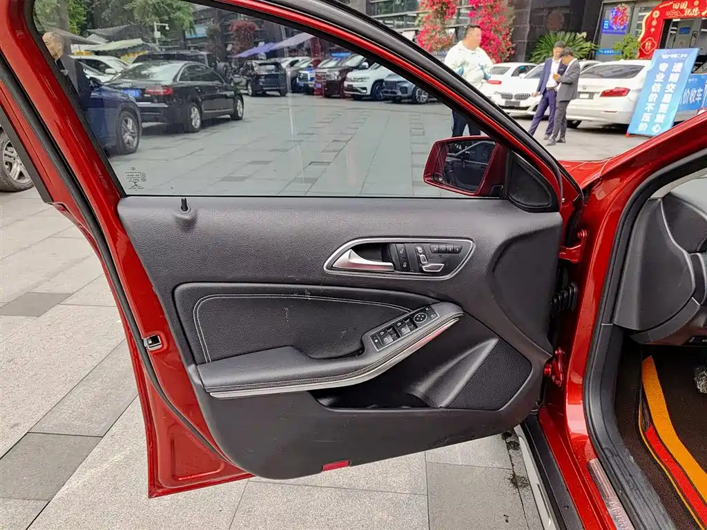 Mercedes-Benz GLA 2018 GLA 200 Dynamic фото 6