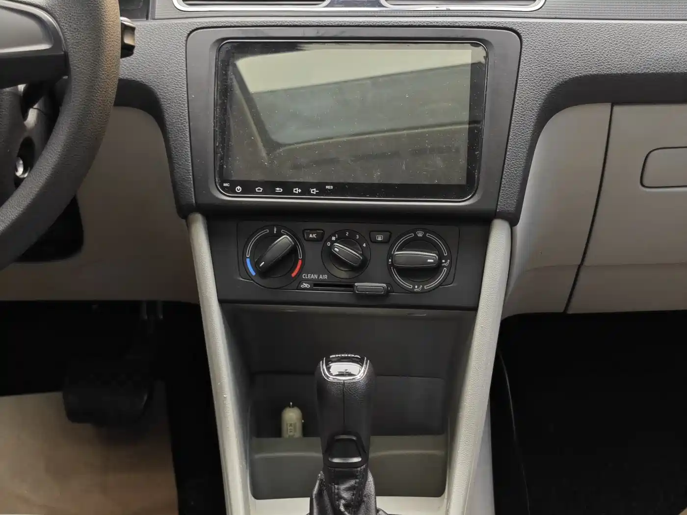 Škoda Rapid 2016 1.6L Automatic Pioneer Edition фото 18