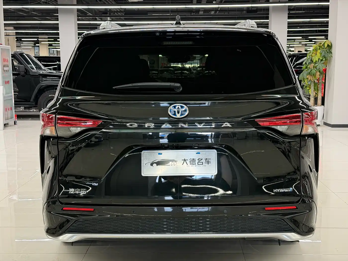 Toyota Granvia 2023 2.5L Hybrid Prestige PLUS Edition фото 4