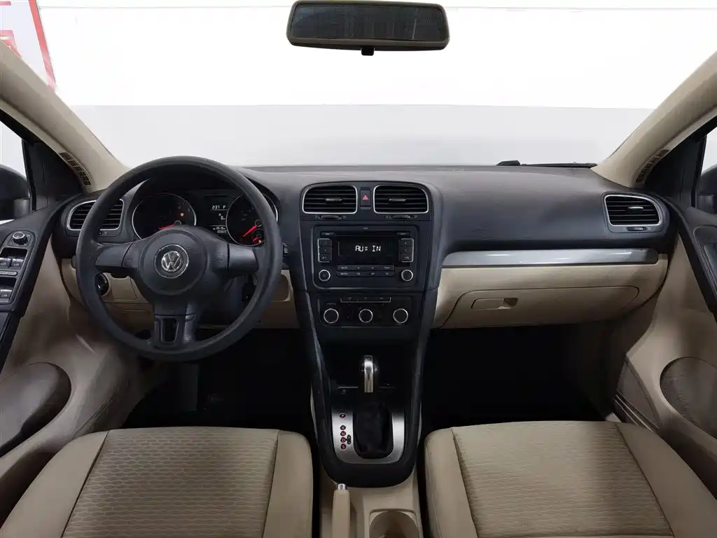 Volkswagen Golf 2011 Model 1.6 Automatic Fashion фото 5