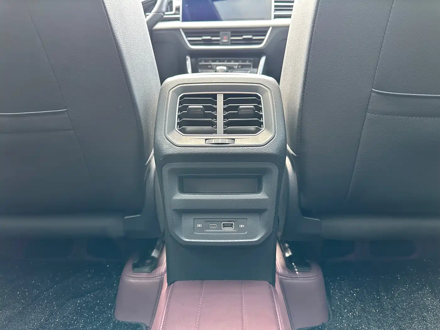 Volkswagen Tiguan L 2024 Outstanding 330TSI Auto 2WD R-Line Dragon Glory Edition фото 14