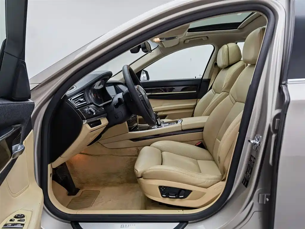 BMW 7 Series 2009 Model 740Li Leading Edition фото 10