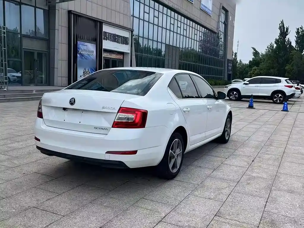 Škoda Octavia 2016 1.6L Automatic Pioneer Edition фото 7