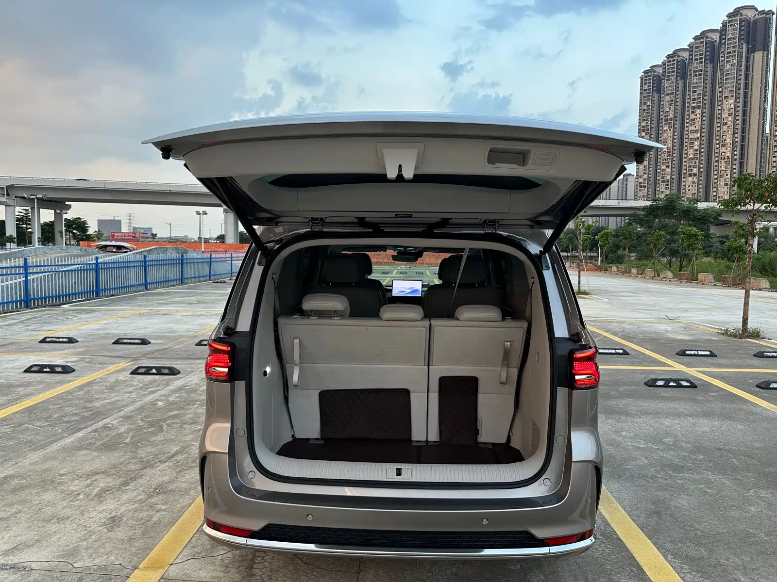 Фото 19 - Roewe iMAX8 EV