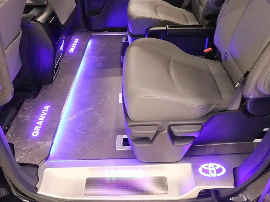 Toyota Granvia 2023 2.5L Hybrid Comfort Edition фото 19