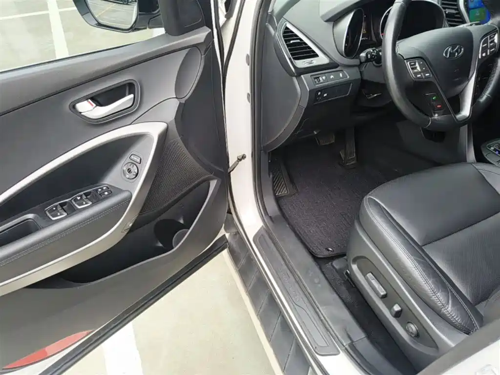 Hyundai Santa Fe 2015 2.4L Automatic 2WD Smart 5-seater фото 16