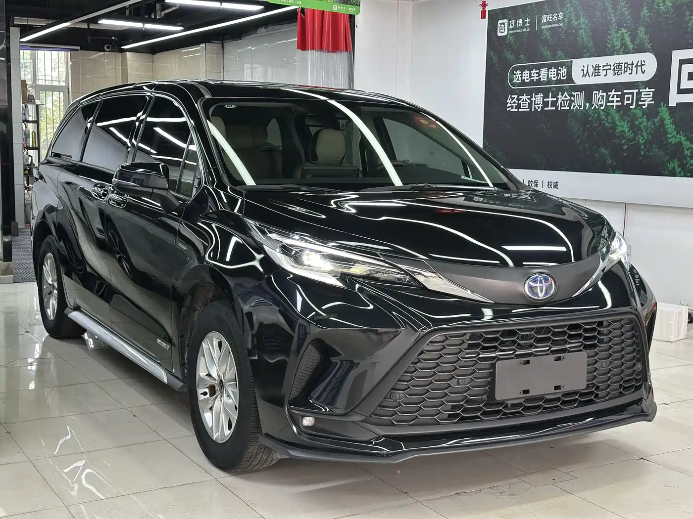 Toyota Granvia 2023 2.5L Hybrid Comfort Edition фото 3