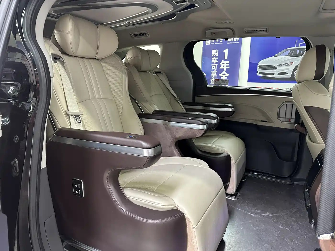 Toyota Granvia 2023 2.5L Hybrid Comfort Edition фото 14