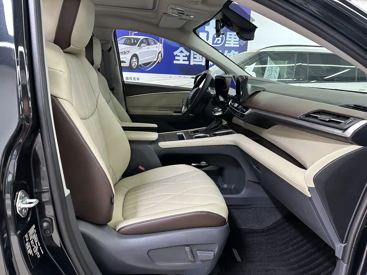 Toyota Granvia 2023 2.5L Hybrid Comfort Edition фото 16
