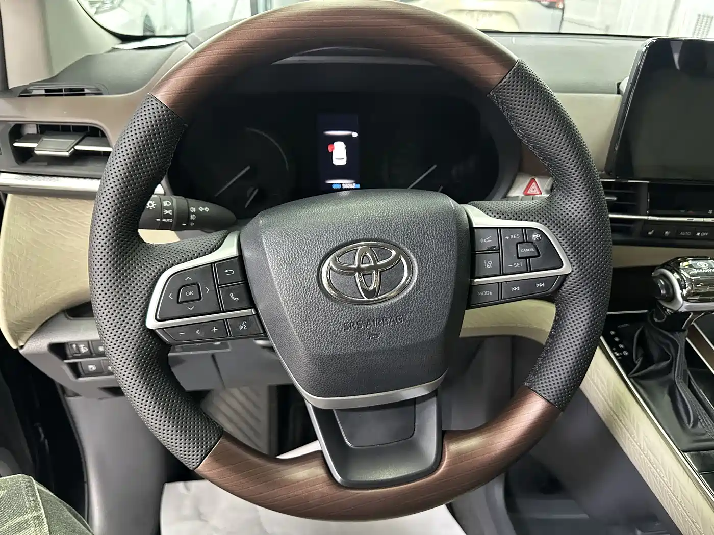 Toyota Granvia 2023 2.5L Hybrid Comfort Edition фото 12