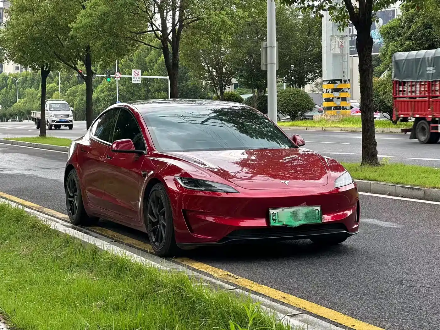 Фото 3 - Tesla Model 3