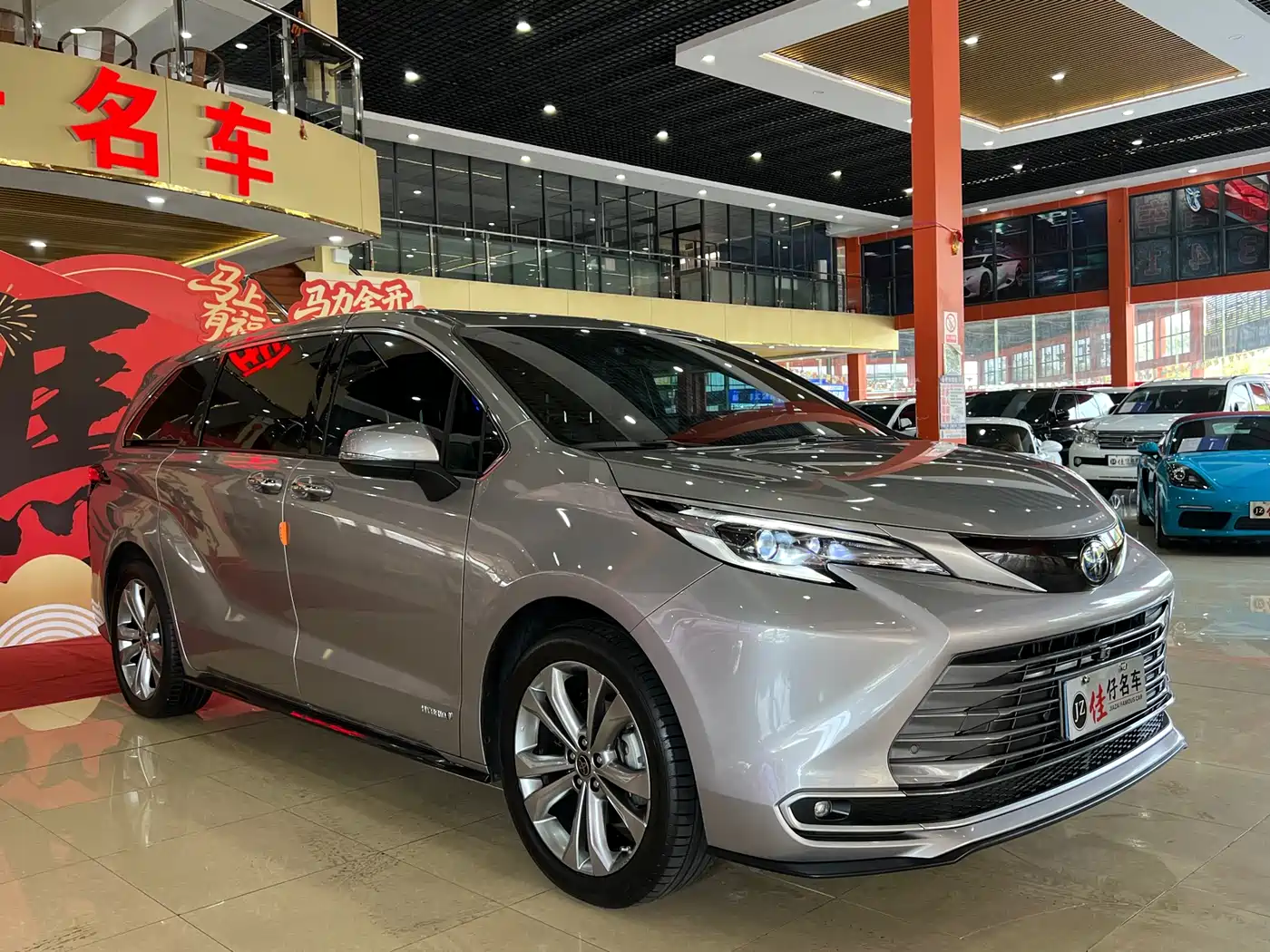 Toyota Sienna 2023 2.5L Hybrid Premium Edition фото 3