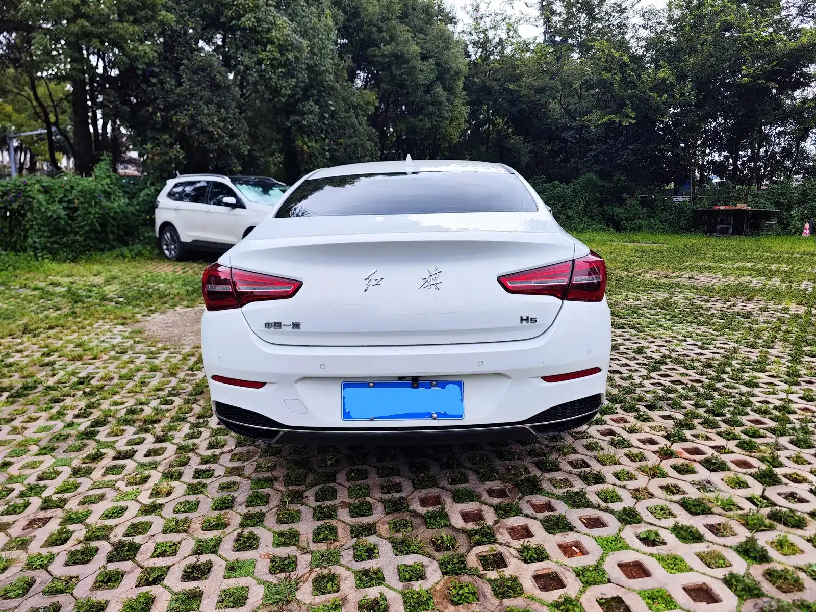 Фото 10 - Hongqi H5