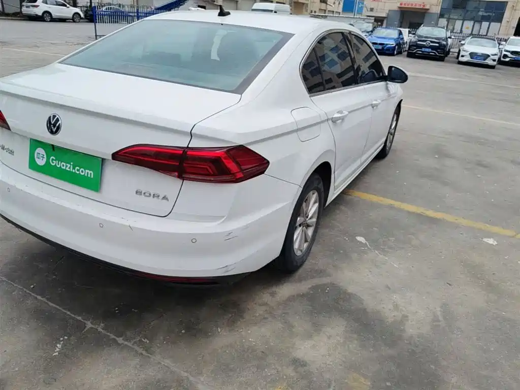 VOLKSWAGEN BORA