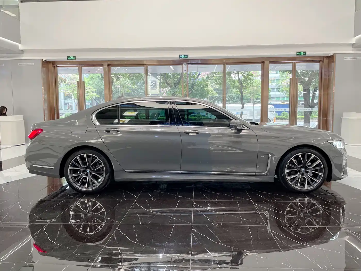 BMW 7 Series 2021 Model 740Li Leading M Sport Package фото 4