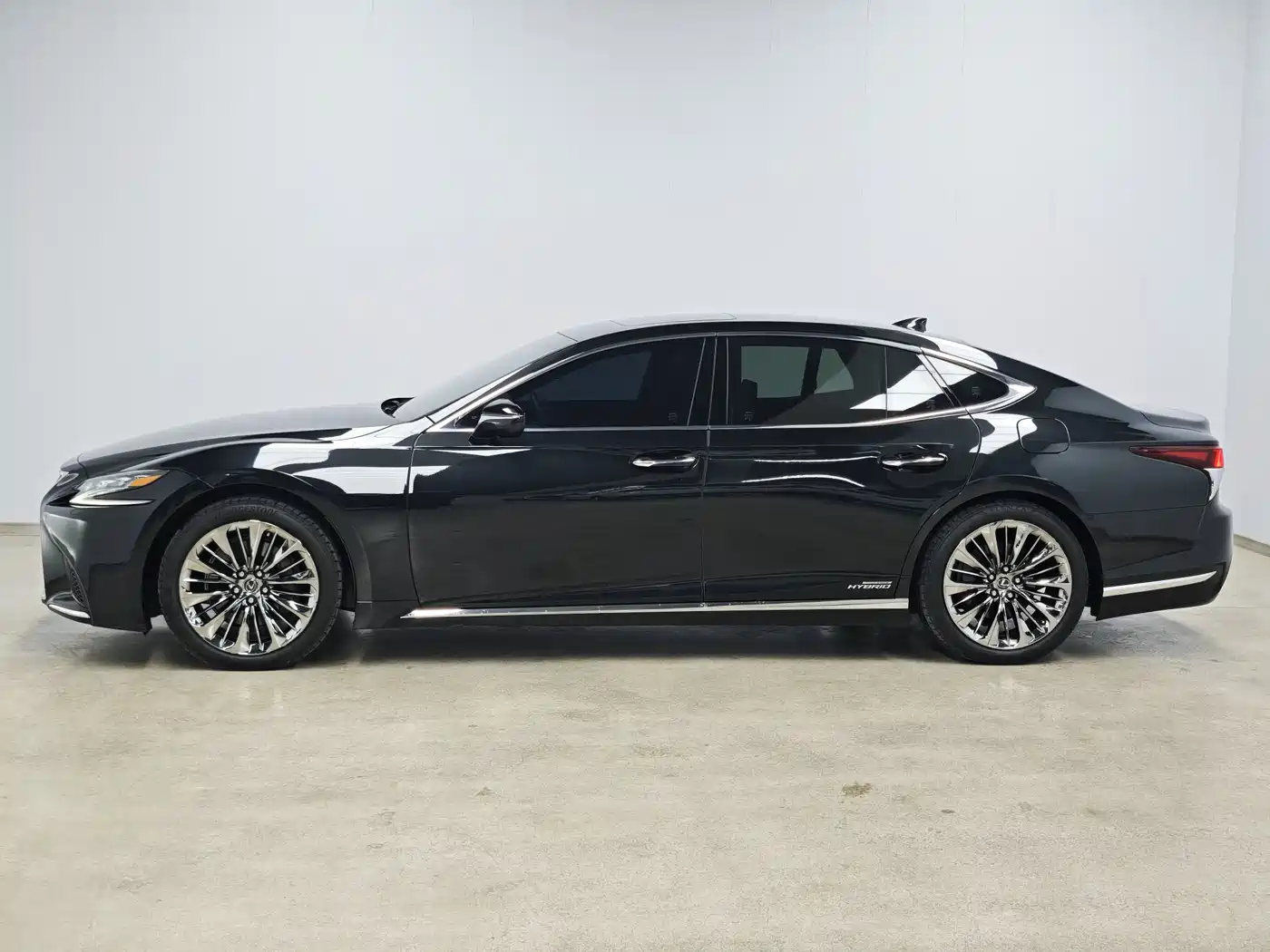 Lexus LS 2018 500h Executive Edition China V фото 3