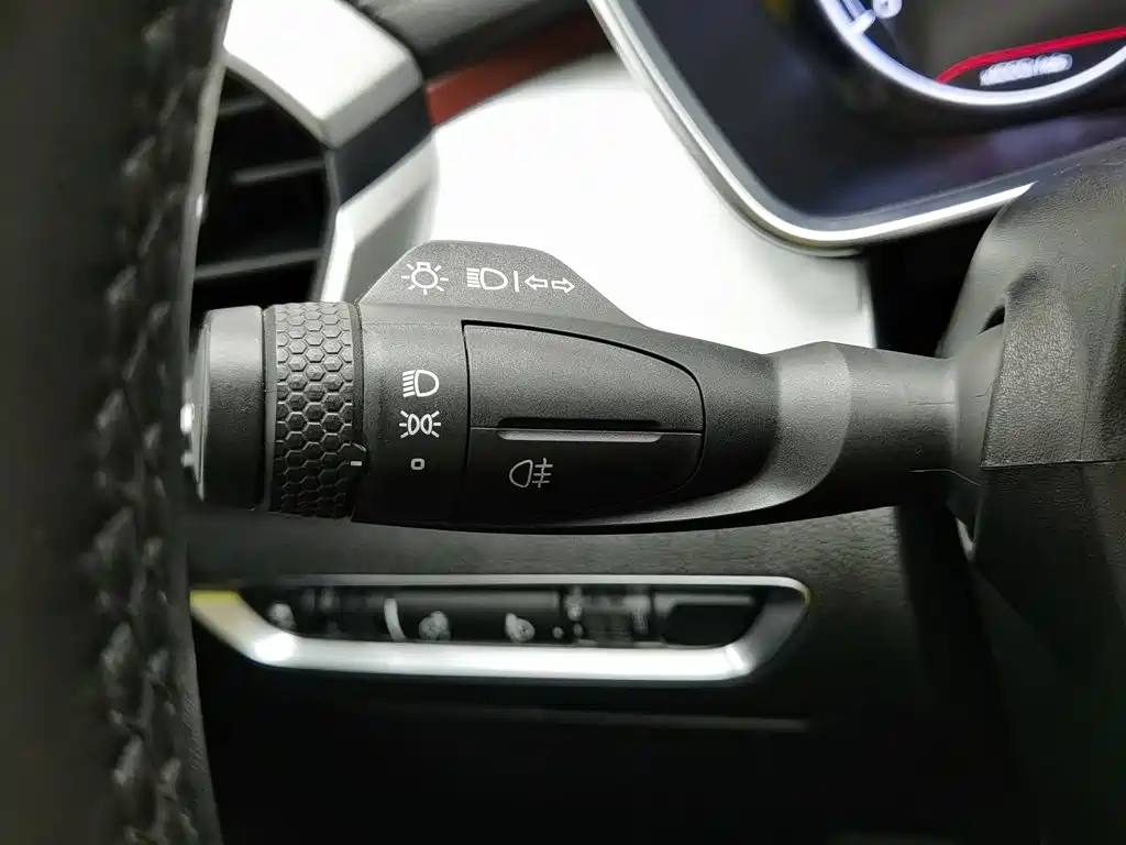Фото 21 - Geely Binyue