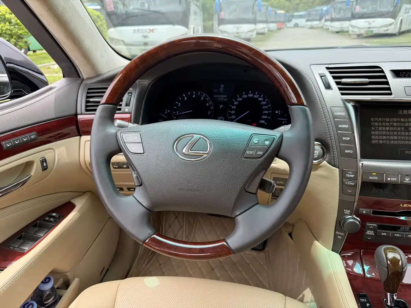 Фото 6 - Lexus LS