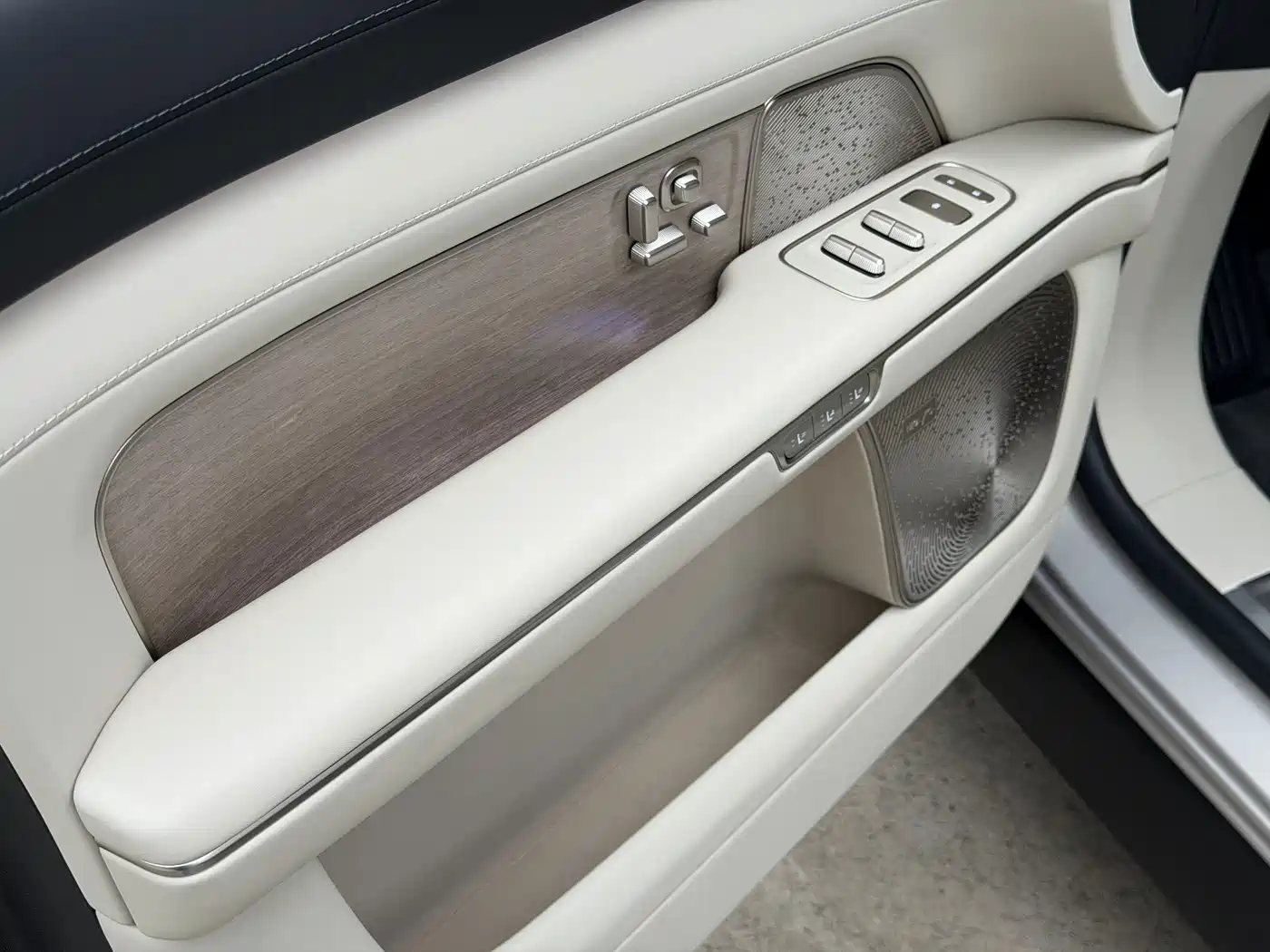 NIO ES8 2026 2025 Model 6-Seat Executive Luxury Edition