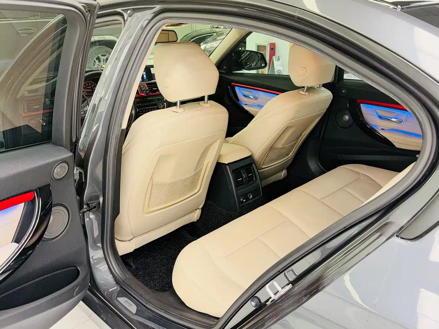 Photo 8 - BMW 3 Series