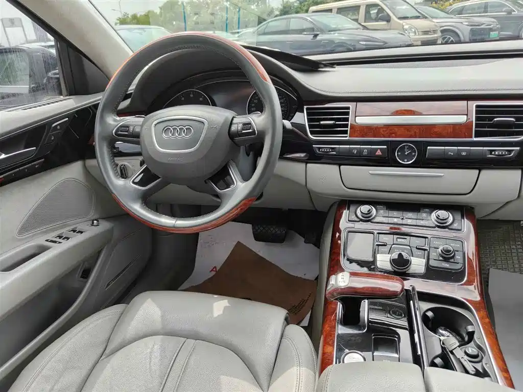 Audi A8 2011 A8L 3.0 TFSI quattro Comfort (245kW) фото 16