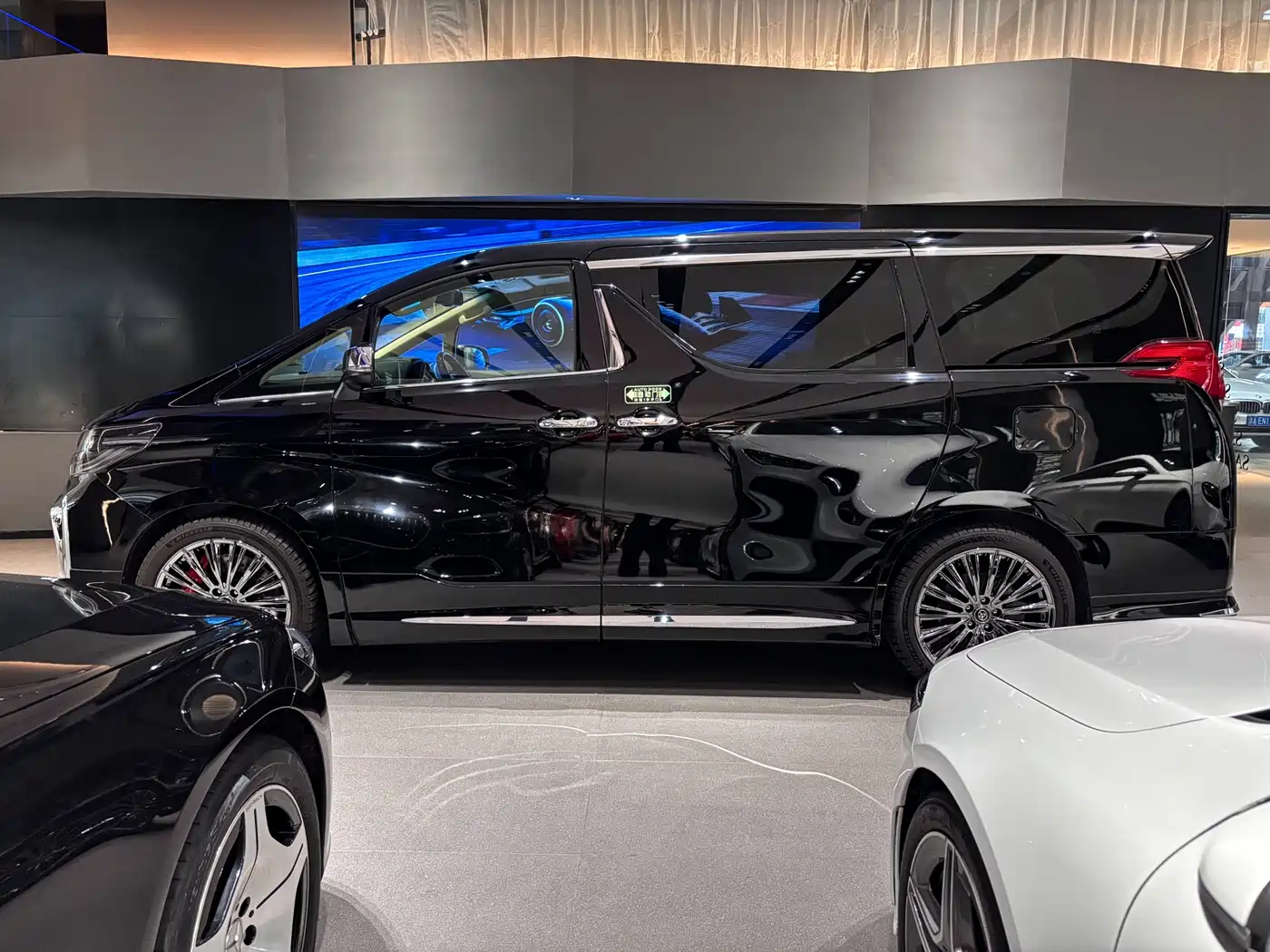 Toyota Alphard 2018 3.5L Premium фото 3