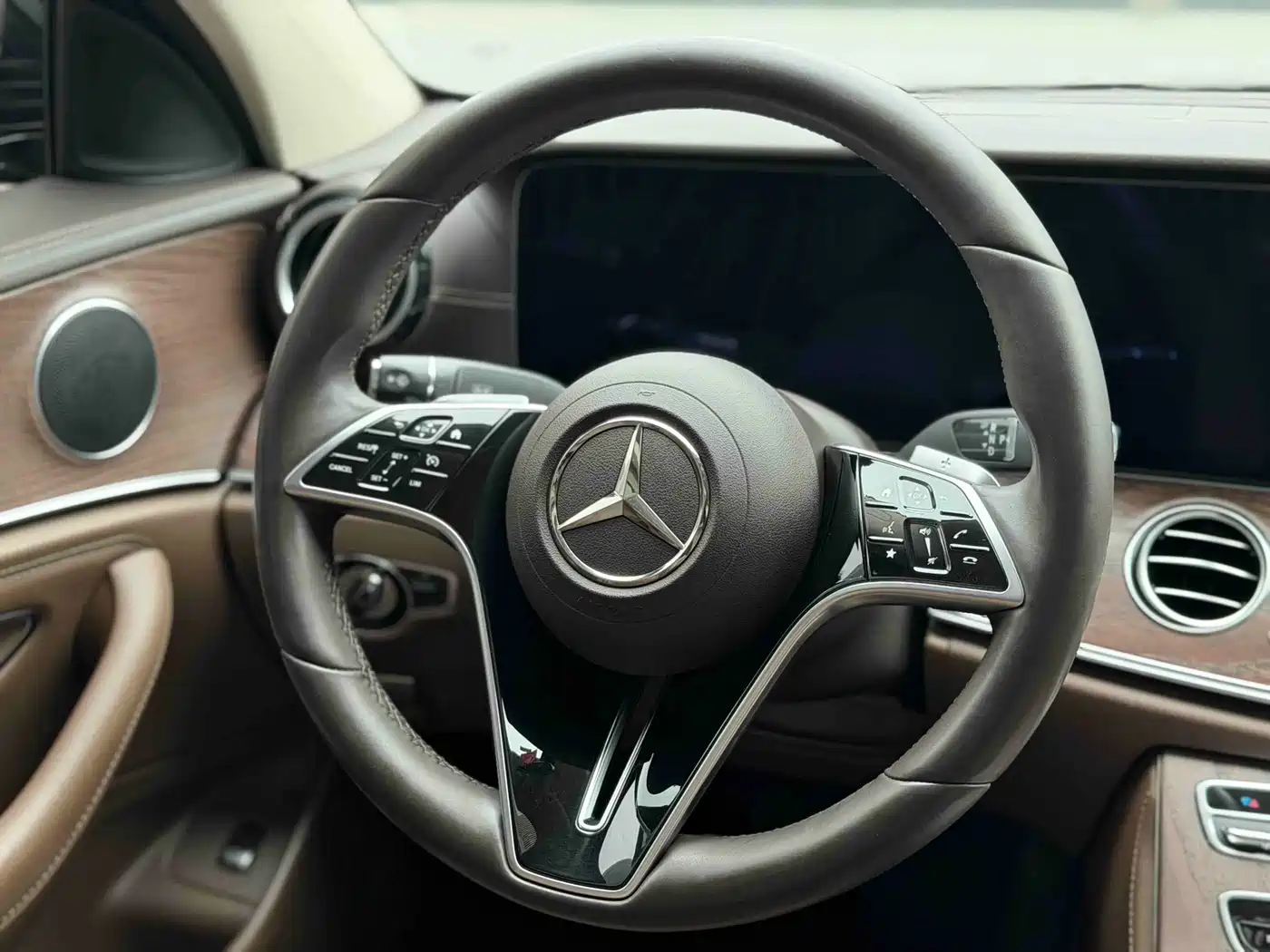 Mercedes-Benz E-Class 2023 E 300 L Fashion фото 12
