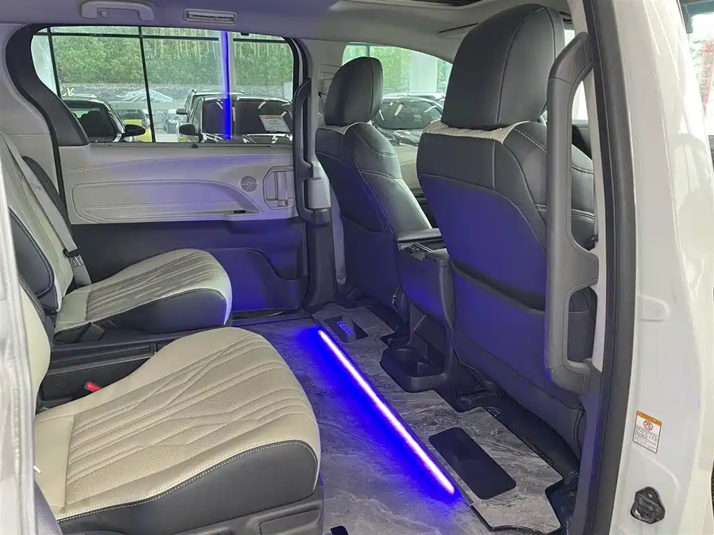 Toyota Sienna 2023 2.5L Hybrid Comfort Edition фото 5
