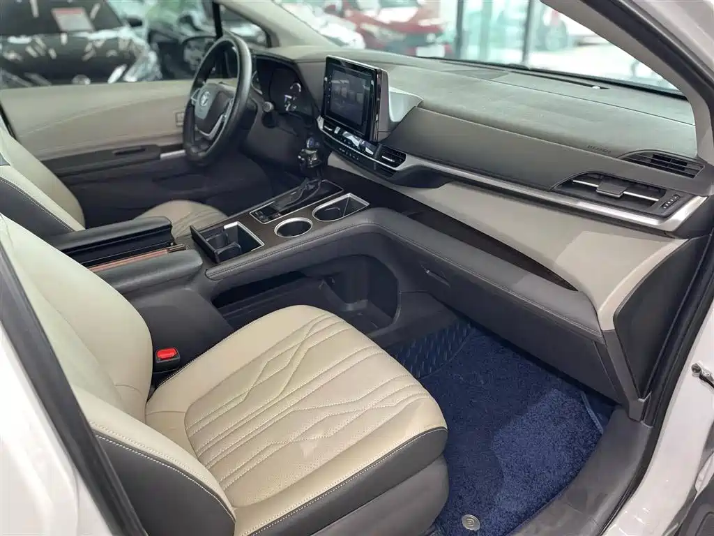 Toyota Sienna 2023 2.5L Hybrid Comfort Edition фото 4