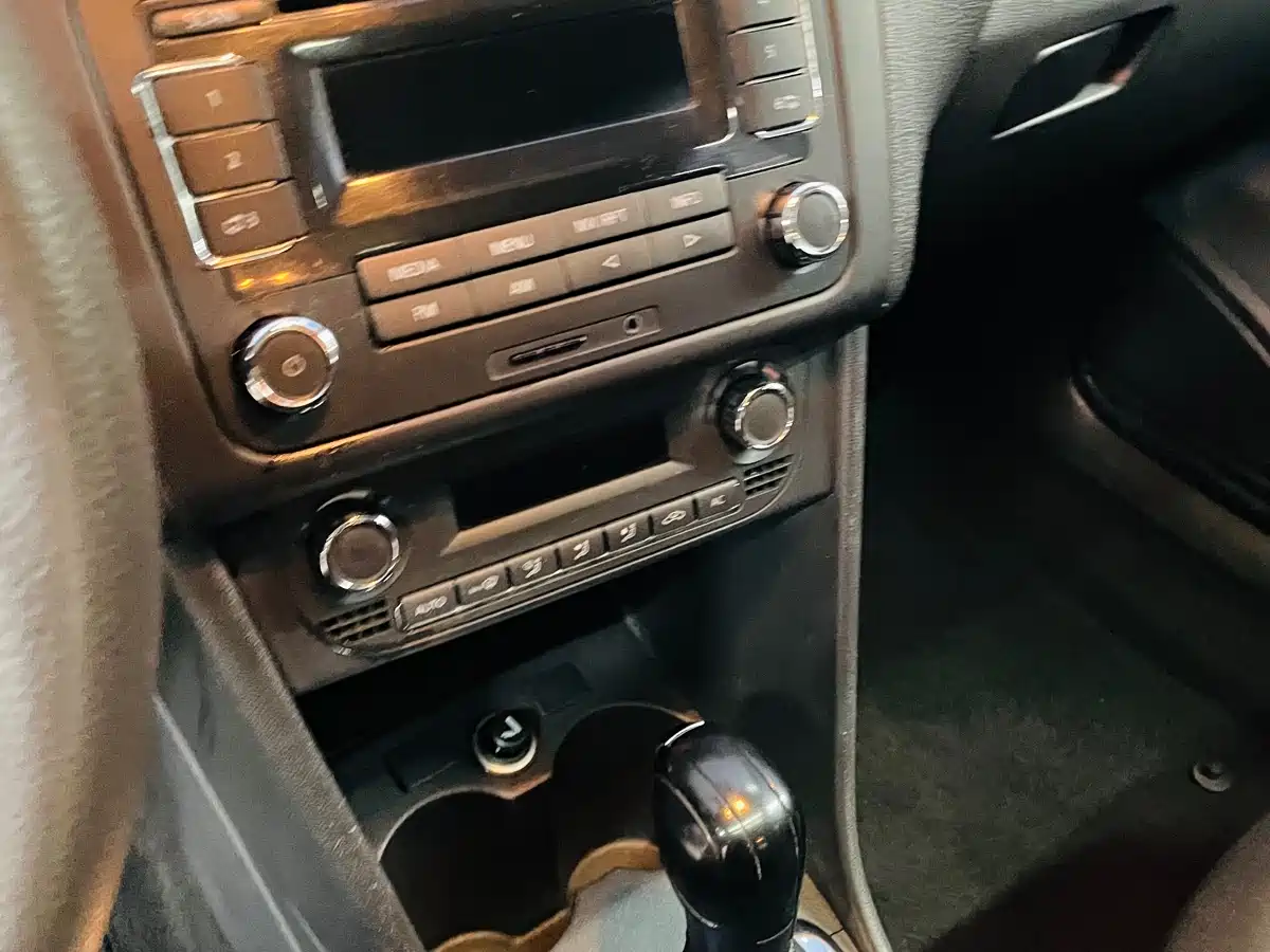Volkswagen Polo 2011 1.4L Automatic Style Edition фото 14