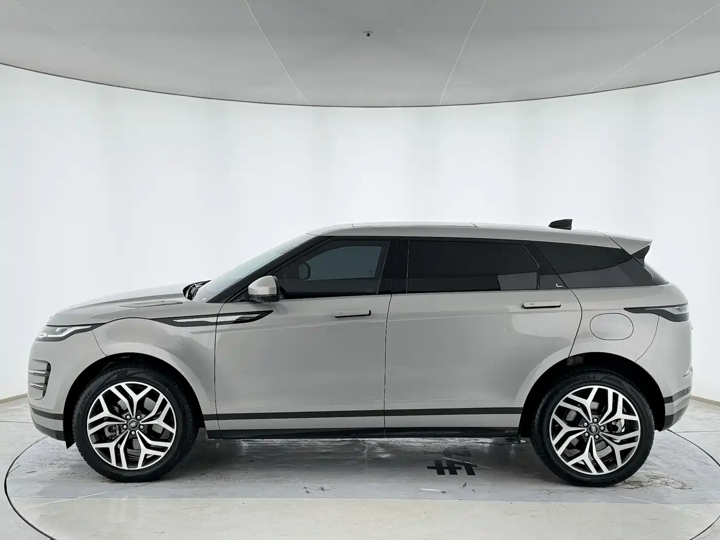 Land Rover Range Rover Evoque New Energy 2022 Range Rover Evoque L P300e Plug-in Hybrid фото 3
