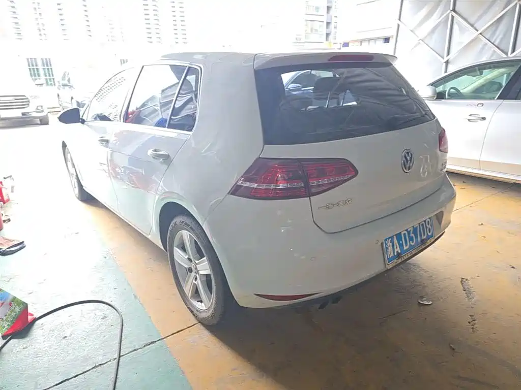 Volkswagen Golf 2017 230TSI Auto Comfort Millionth Anniversary Edition фото 9