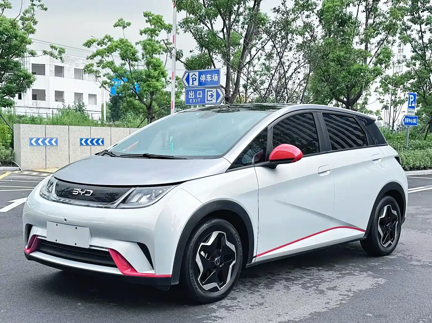 Photo 1 - BYD Dolphin