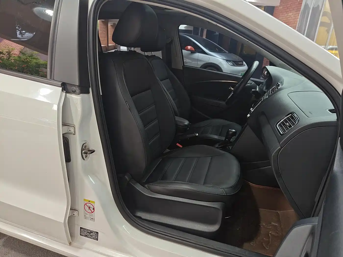 Volkswagen Polo 2014 1.6L Automatic Luxury Edition фото 10