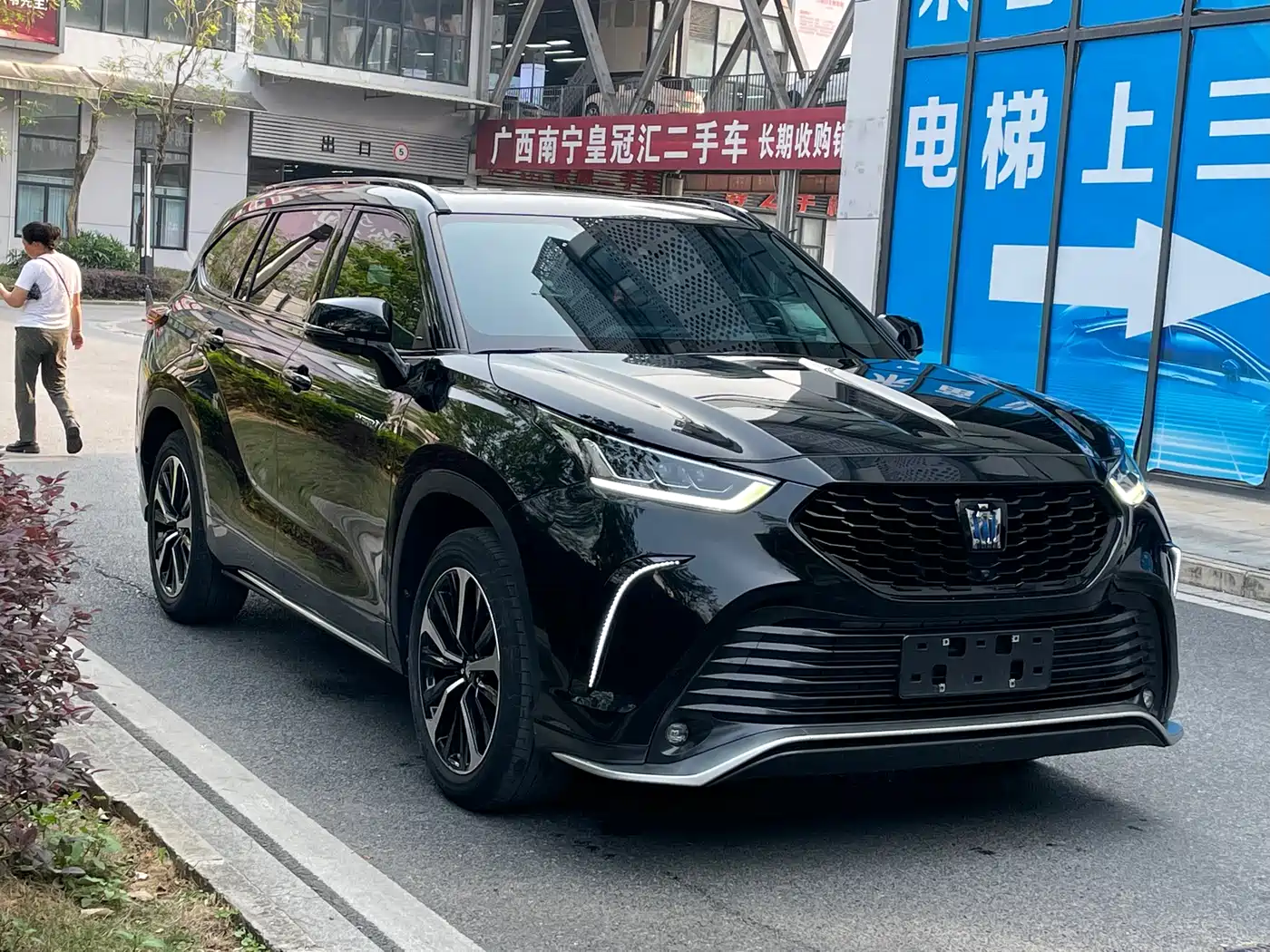 Toyota Crown Kluger 2023 2.5L HEV AWD Luxury Edition фото 3