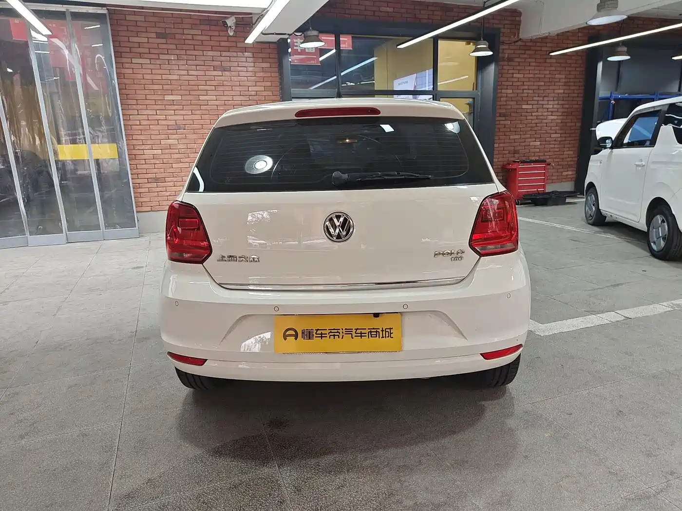 Volkswagen Polo 2014 1.6L Automatic Luxury Edition фото 8