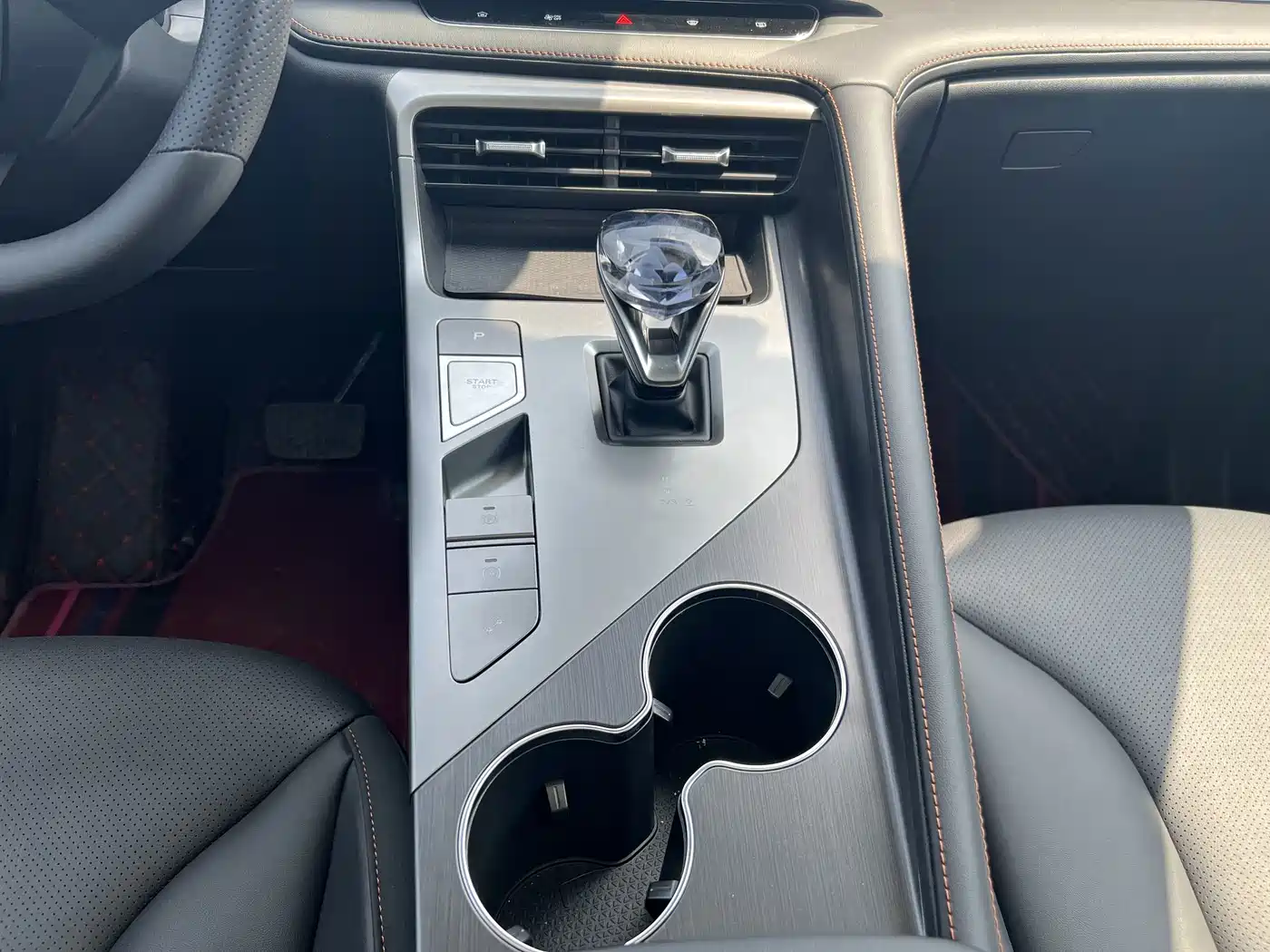 Фото 9 - Roewe RX5
