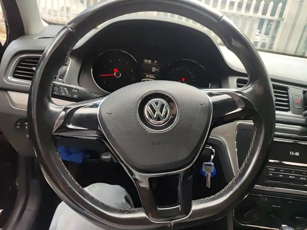 Volkswagen Lavida 2015 1.6L Automatic Comfort Edition фото 3