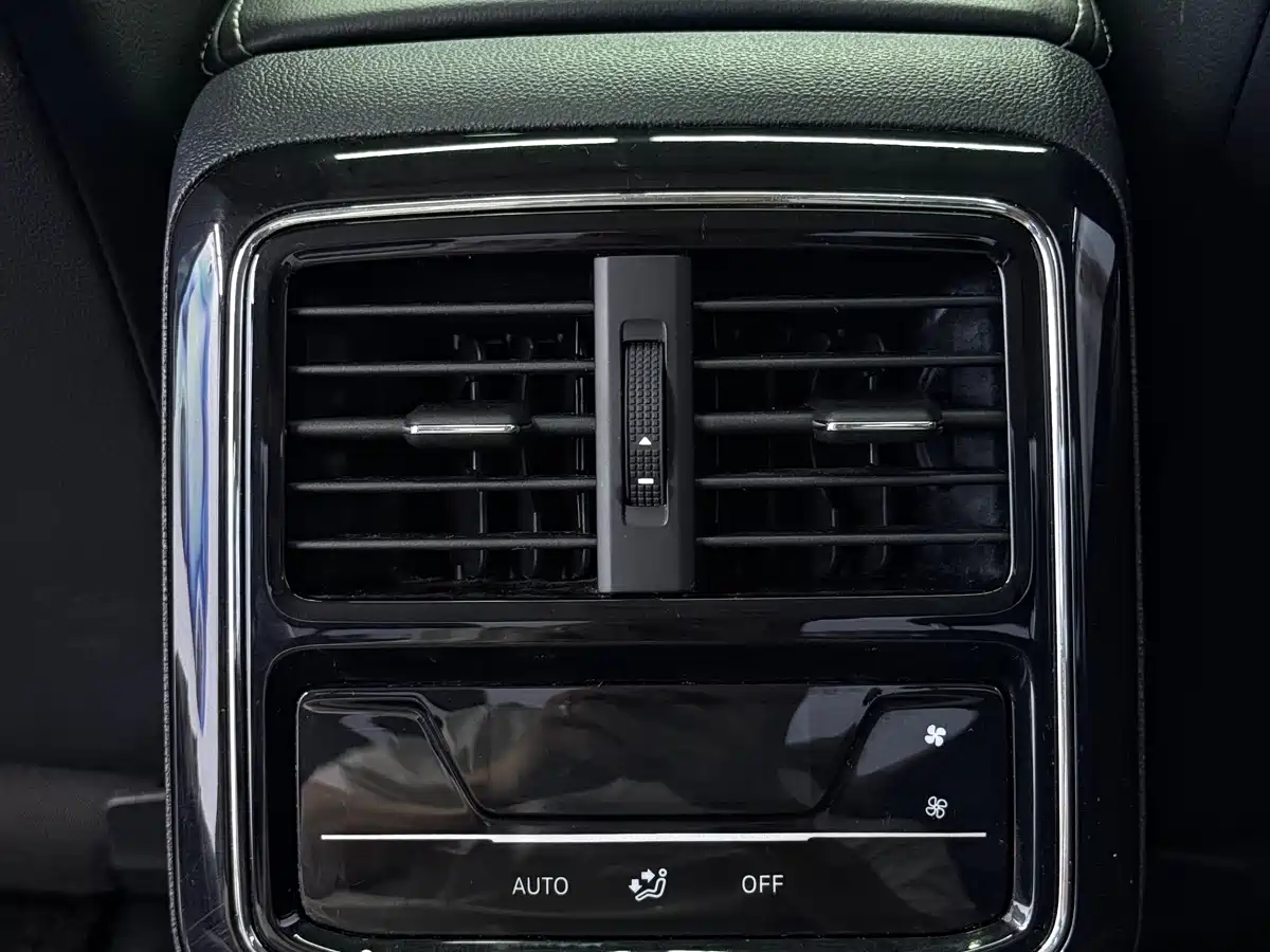 Volkswagen Passat 2023 280TSI Elite Edition фото 17
