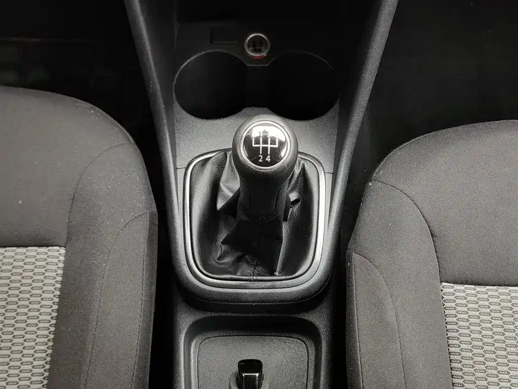 Volkswagen Polo 2013 1.4L Manual Trend Edition фото 13