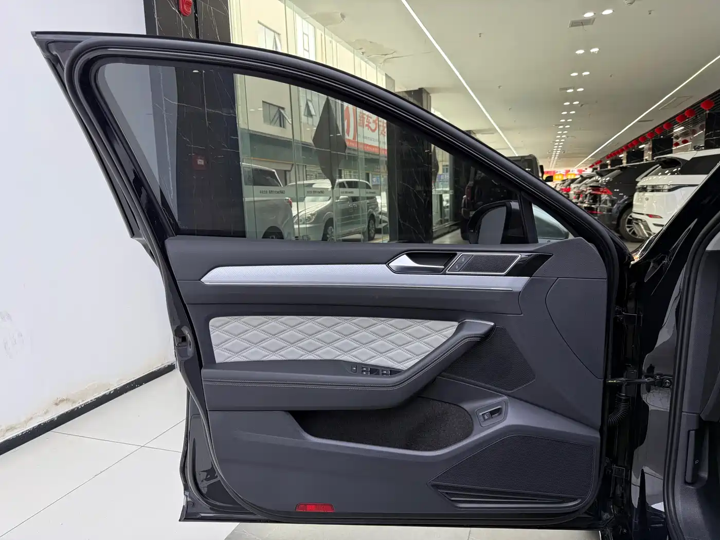 Volkswagen Magotan 2023 Model 2 Million Commemorative Edition 330TSI DSG Luxury фото 10