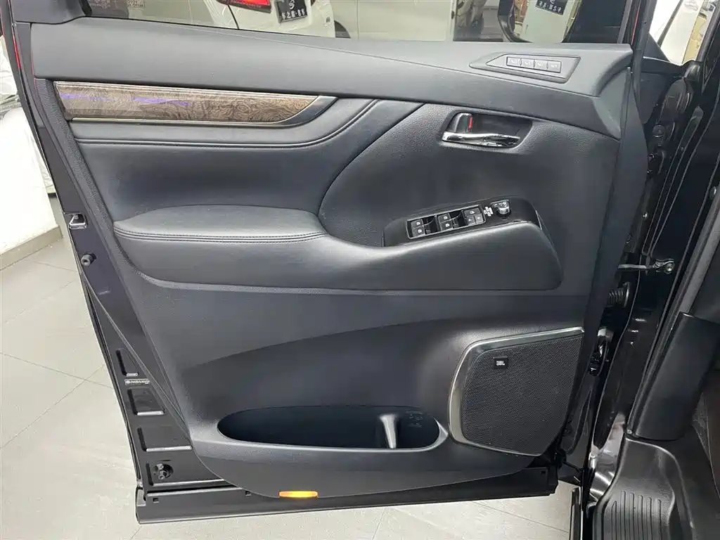 Toyota Alphard 2020 Hybrid 2.5L Premium Edition фото 14