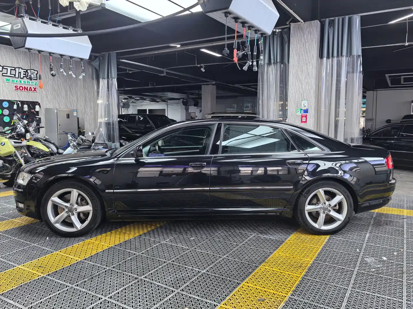 Audi A8 2009 Audi A8L 4.2 FSI quattro Premium фото 3