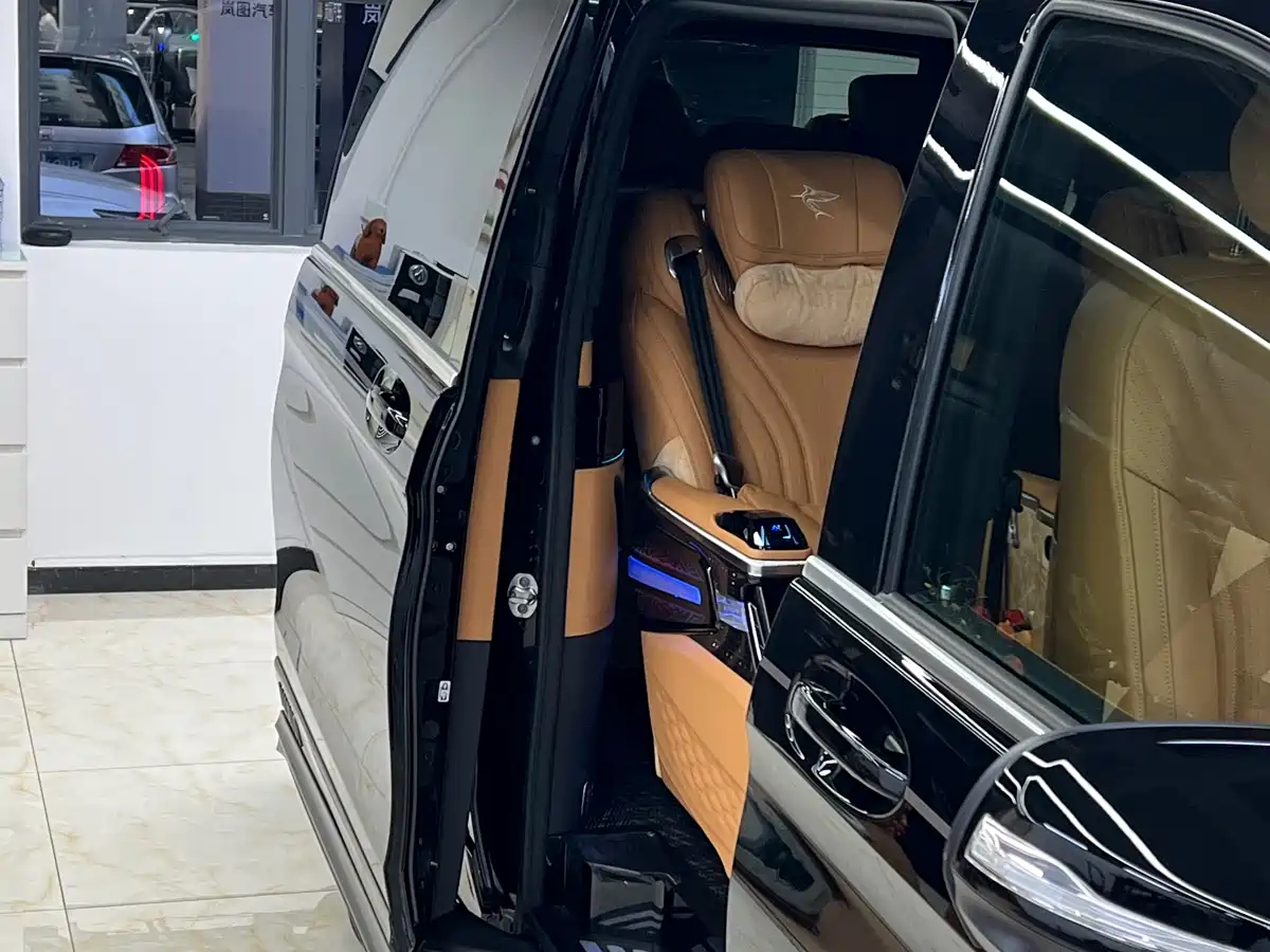Mercedes-Benz V-Class 2024 V 300 L Long Wheelbase Premium фото 17