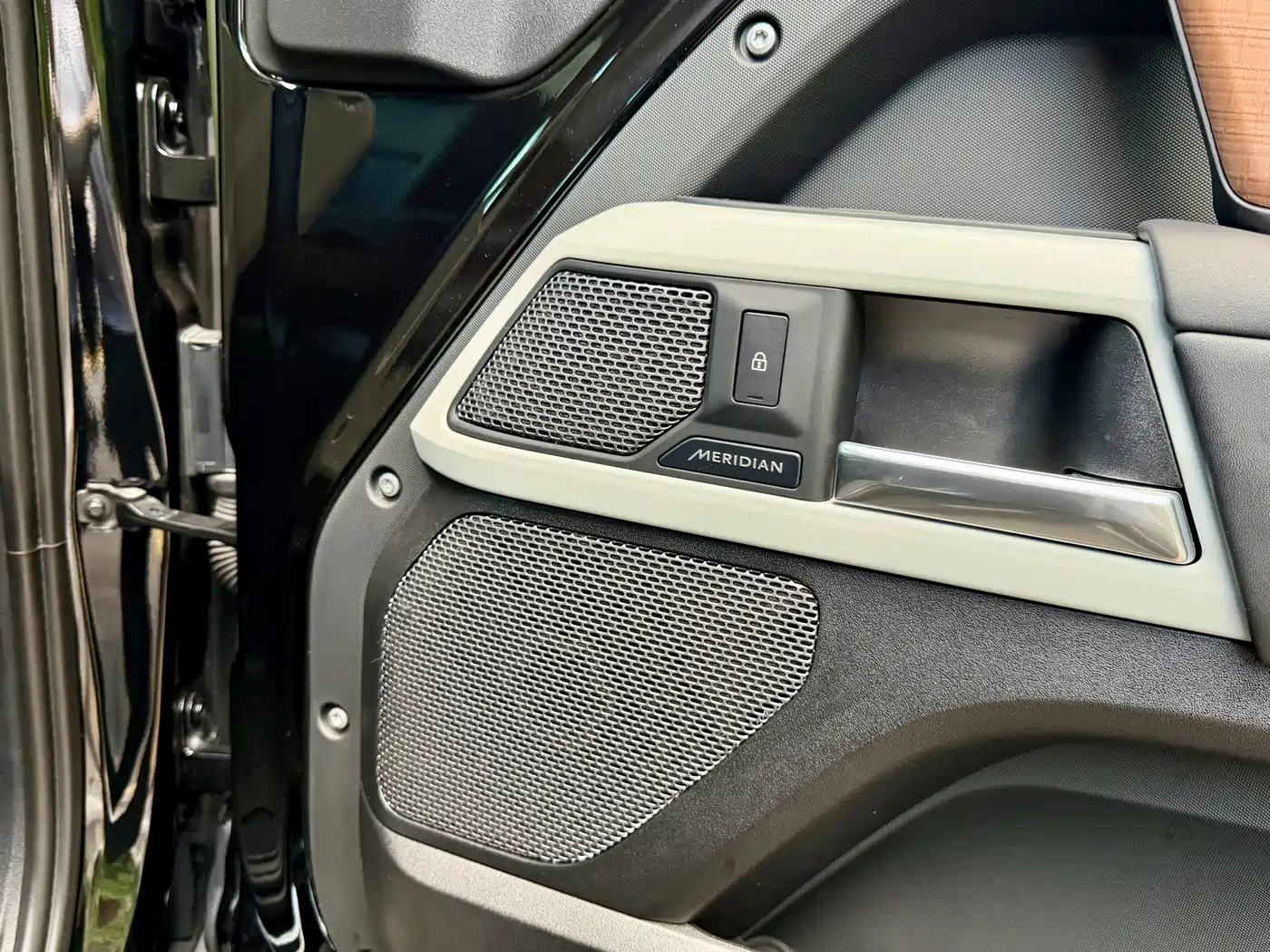 Land Rover Defender 2022 110 P400 Dark Special Edition фото 13