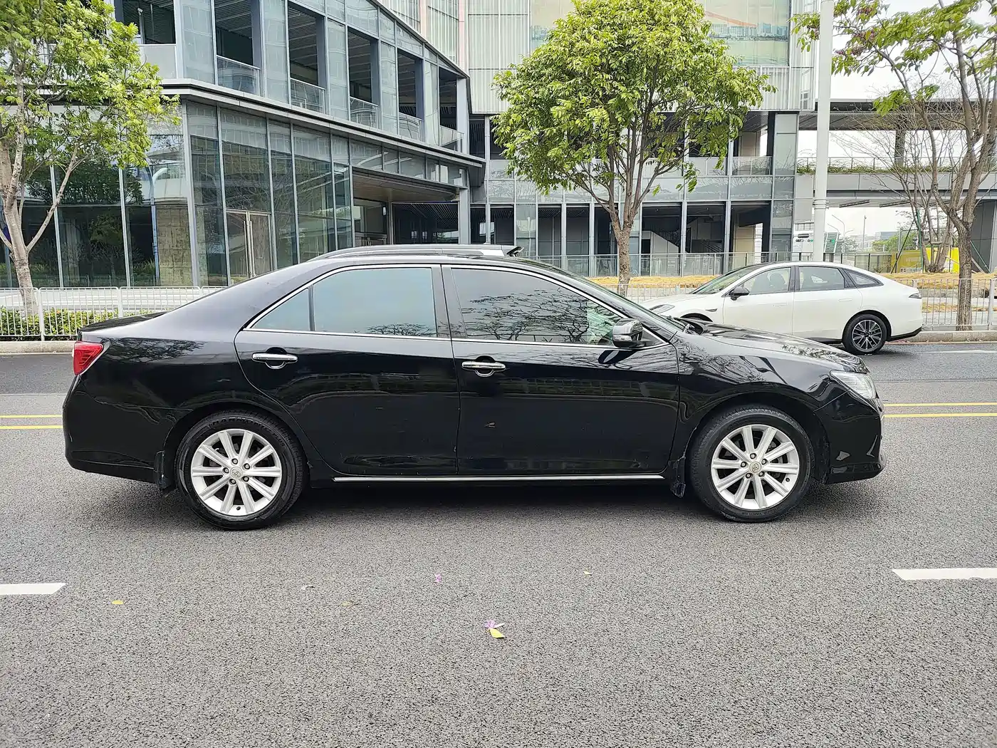 Toyota Camry 2012 2.5V Premium Navigation Edition фото 4