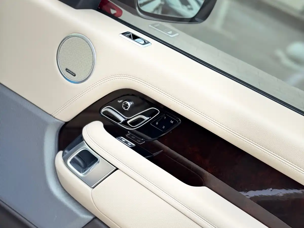 Land Rover Range Rover 2022 3.0 L6 360PS Golden Age Edition фото 16
